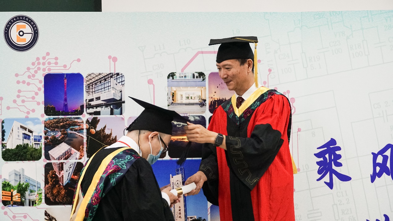 人的照片上写着字中度可信度描述已自动生成