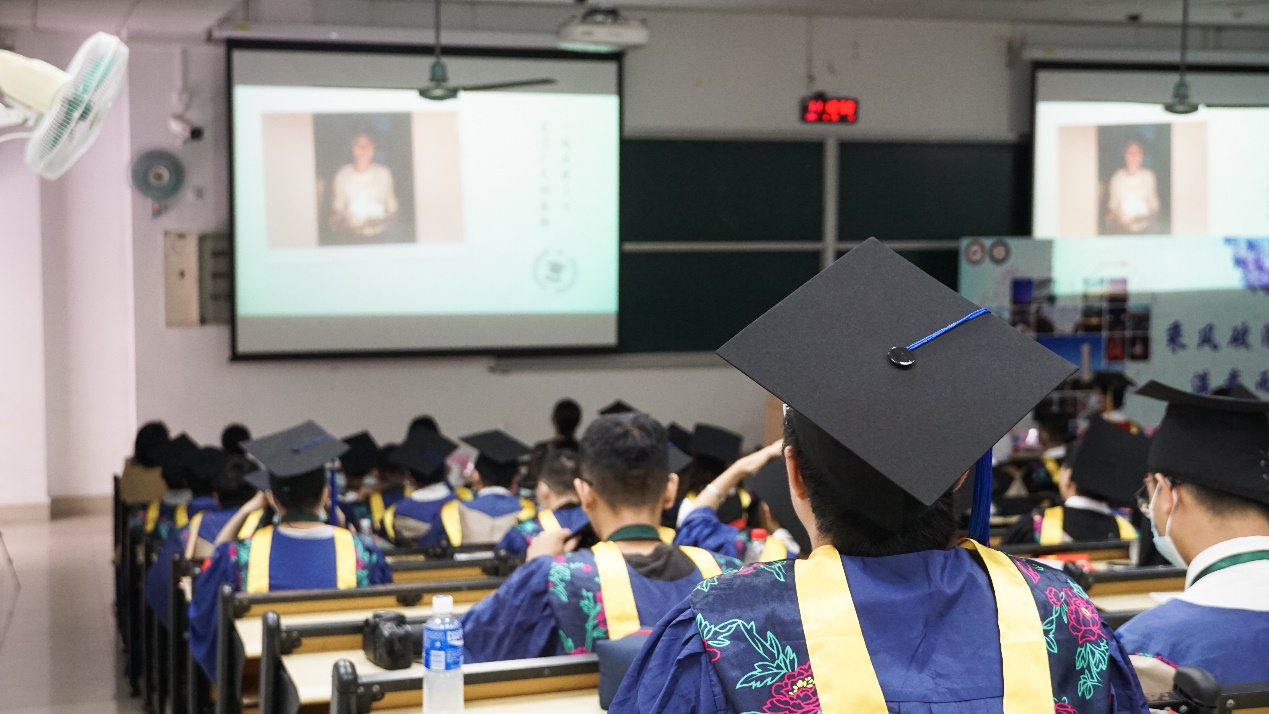 人们在看台上的人在房间里低可信度描述已自动生成