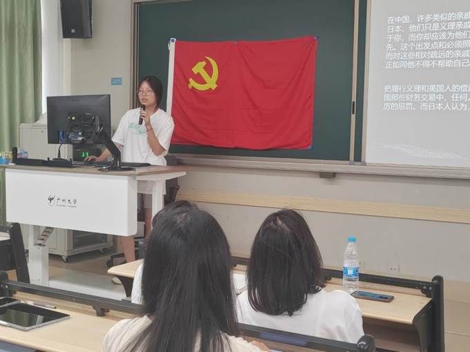 人们在看台上的人在镜子前AI 生成的内容可能不正确。